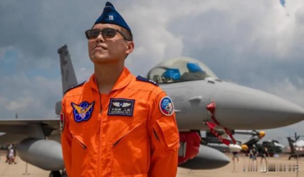 台退役将领张延廷7日在台媒节目中表示，台空军F-16V飞官辛柏毅处置非常正确，他