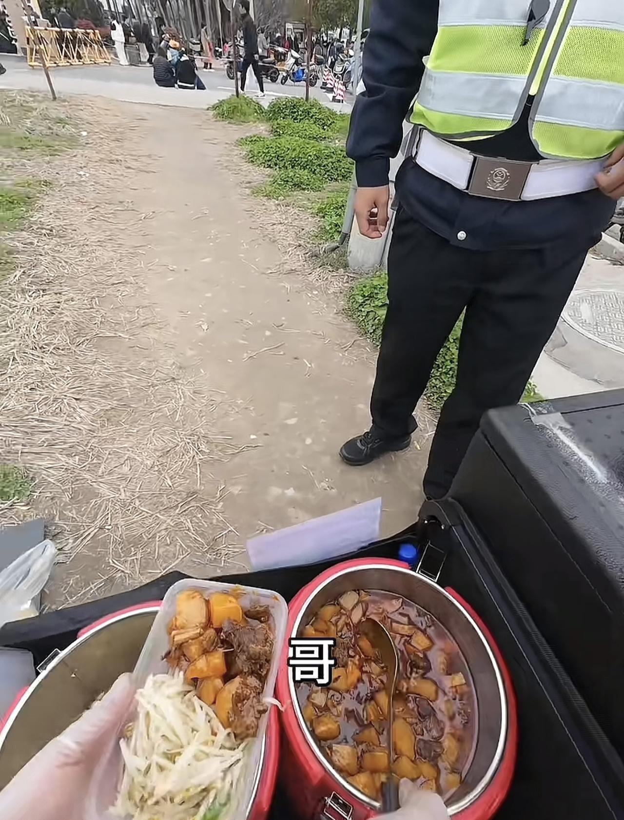 听到5块钱的时候，交警都在怀疑怎么这么便宜。这位网友在上海浦东那边搞了一个爱心