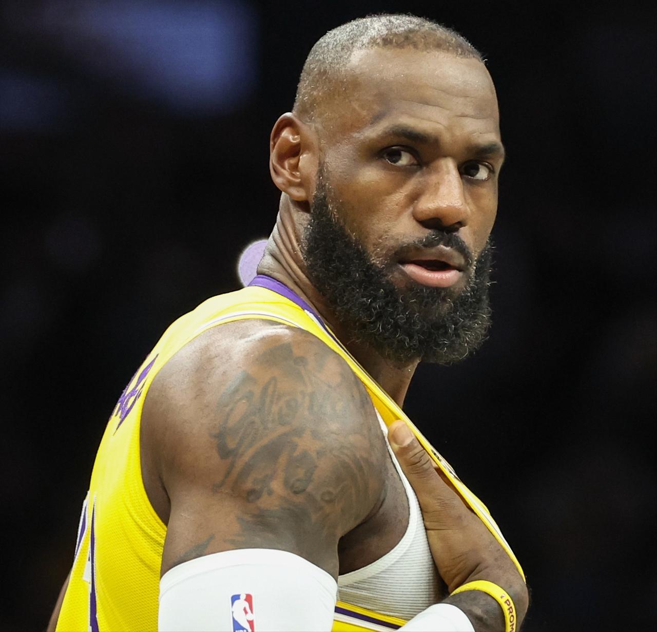 湖人的最大问题：詹姆斯打的太多！过去6场比赛，有5场，是詹姆斯的出场时间全队