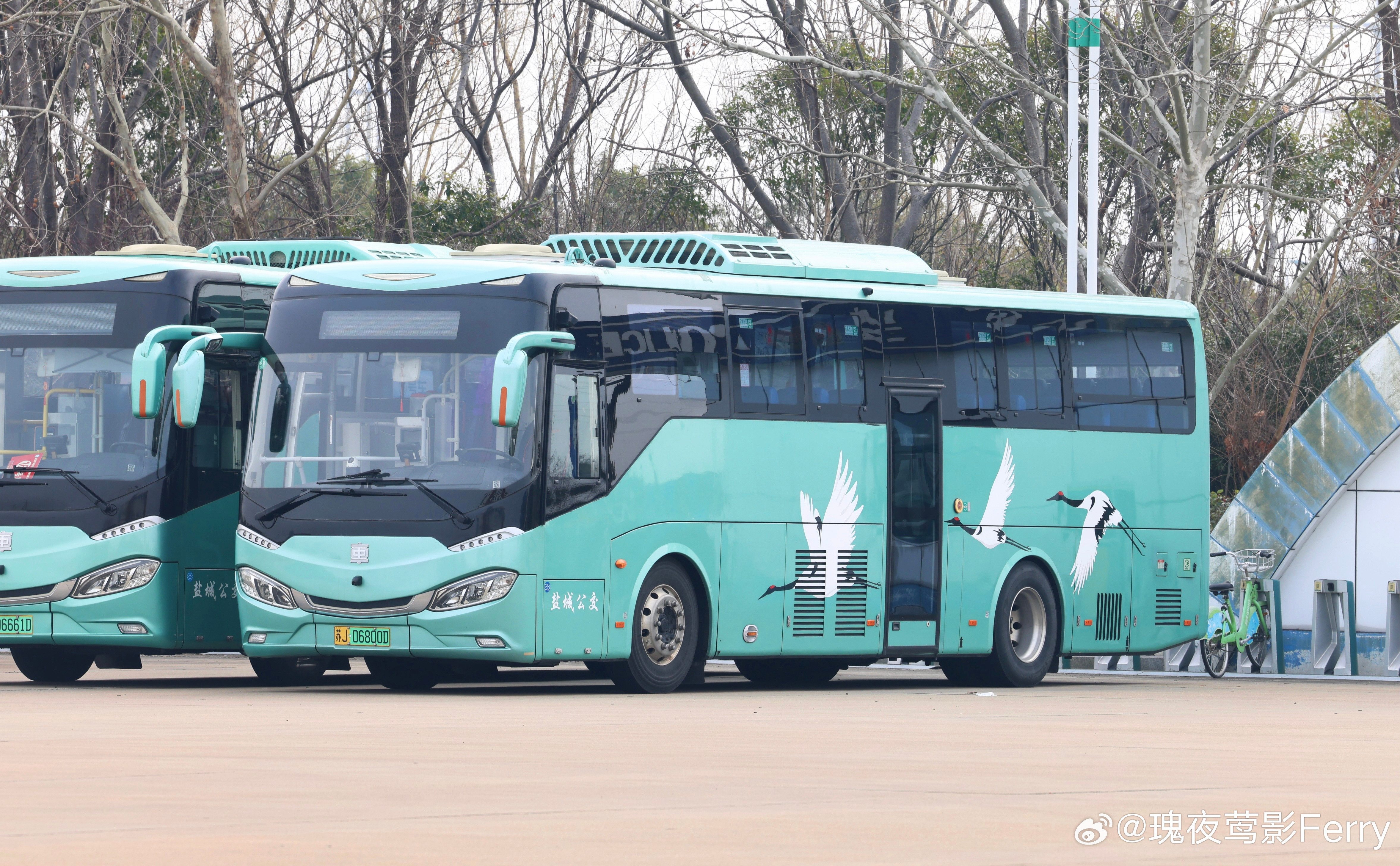 进BRT站台的双开门大巴香港