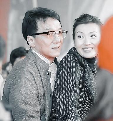 2007年，成龙和陈好现身沈阳担任嘉宾，成龙在身后环抱着陈好，陈好吓得花容失色。