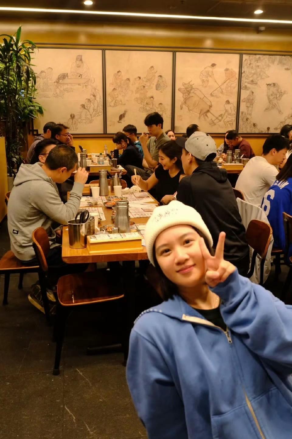 昨天打完湖人后，杨瀚森昨天带女友出外聚餐，被网友狂喷。那么杨瀚森女朋友赴美陪伴对