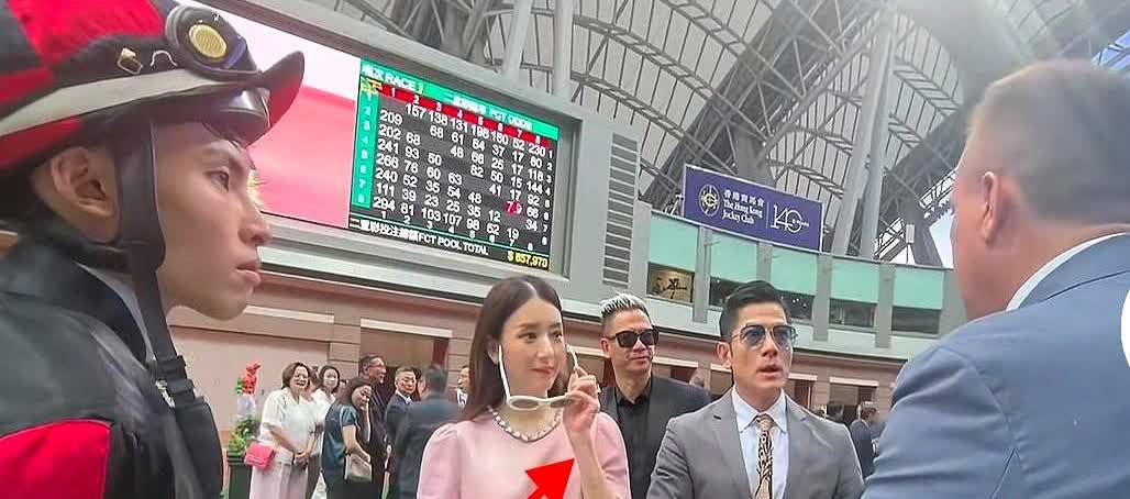我发现一个事！方媛是实打实的花瓶！你看他和郭富城一起出席活动一个