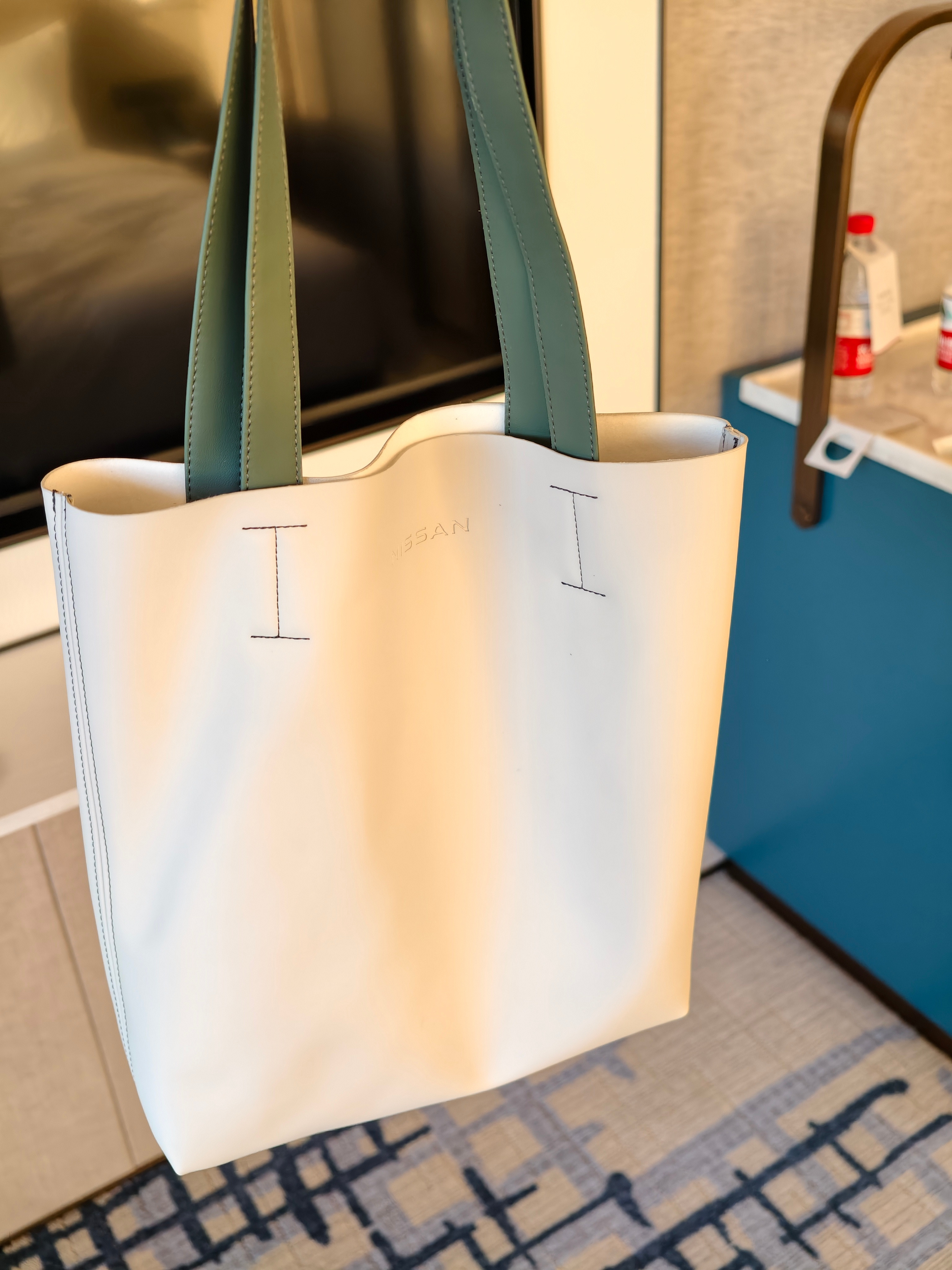 要说车企活动的伴手礼日产绝对算用心。送的背包是和N6零压云毯座椅是同款皮质，听说