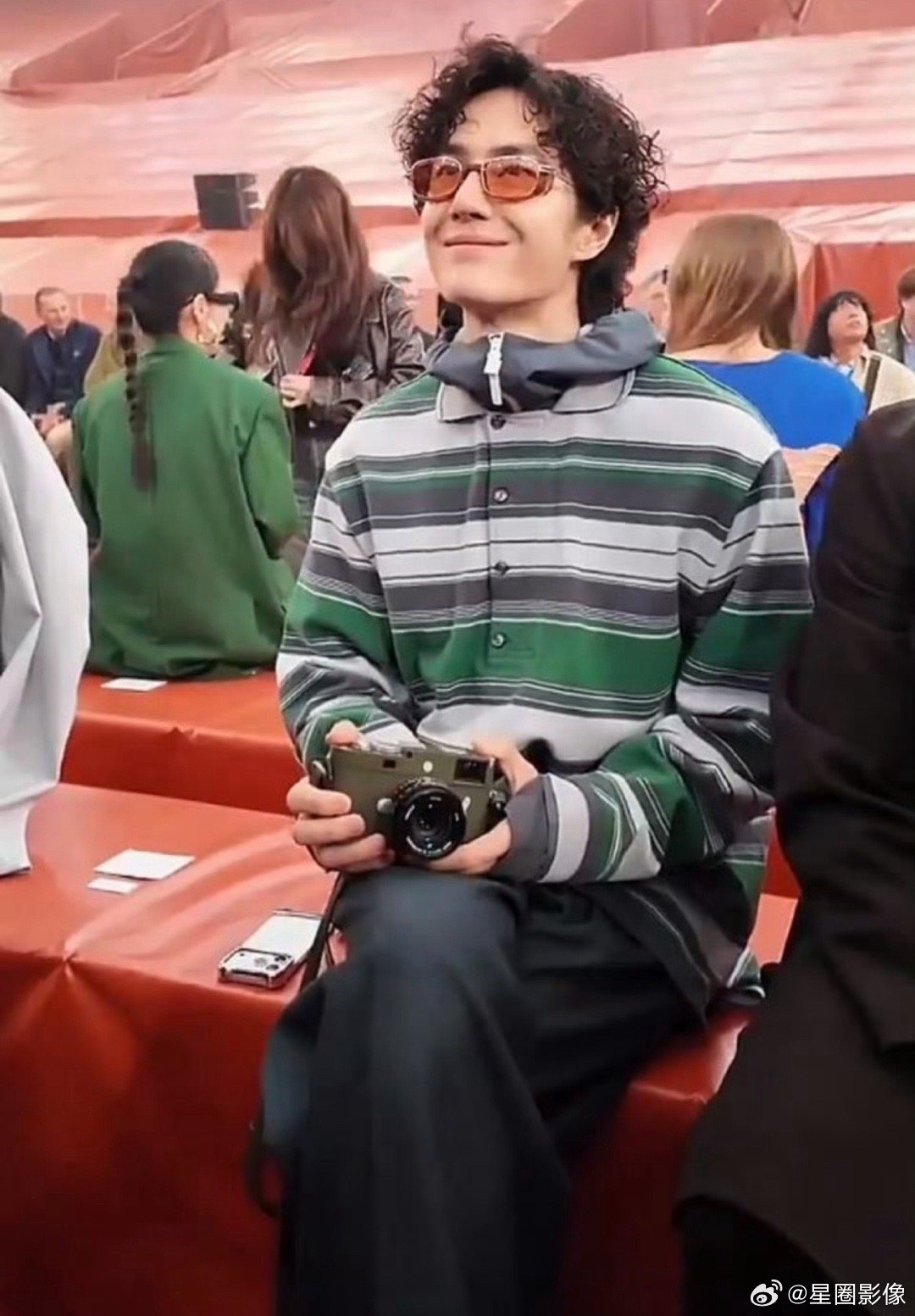 卷发也明显，不卷发也明显。他是真的没招了