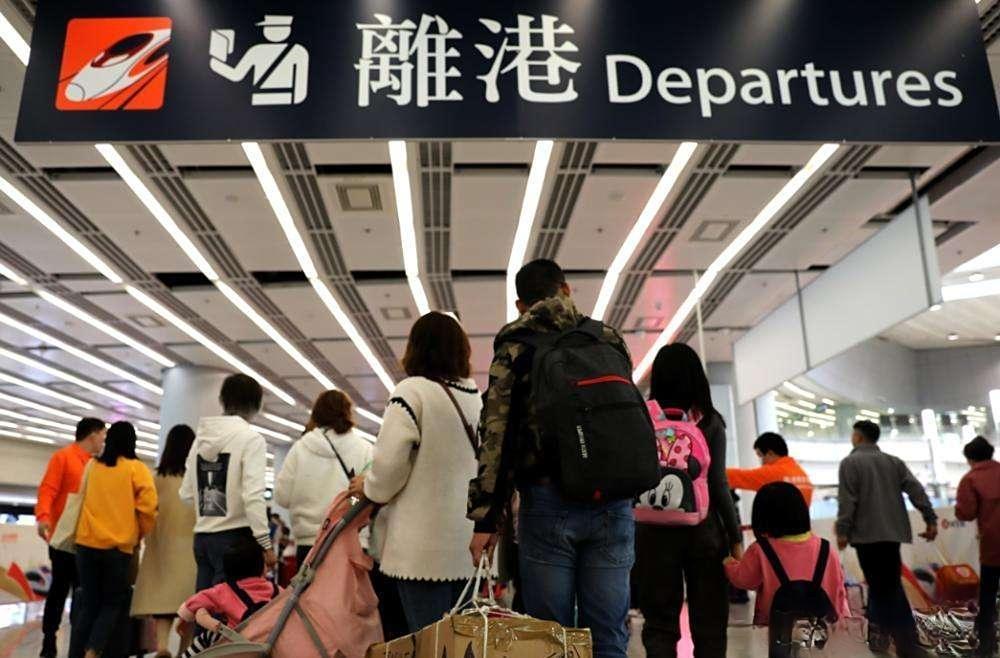 那些移民英国的香港人，悬了！英国政坛大地震，十几万BNO移英港人彻底陷入绝