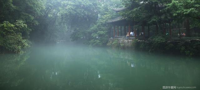 眼前的这座亭,便是文(闻)名鼎鼎的"冷泉亭",白居易被贬杭州刺史时,写