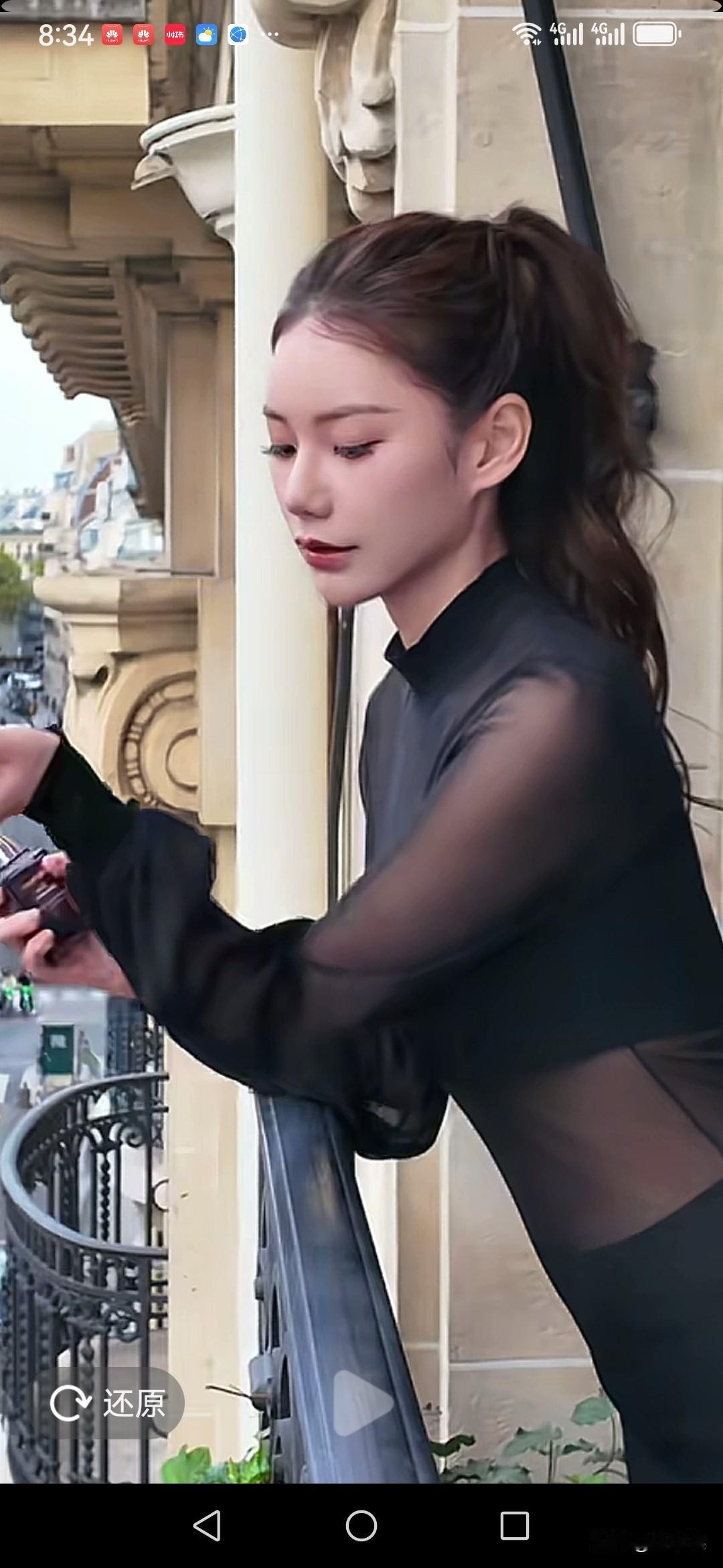马筱梅小腹平坦，穿着黑色一身透视装，在巴黎随意地摆着造型，彻底打破了怀孕传闻。
