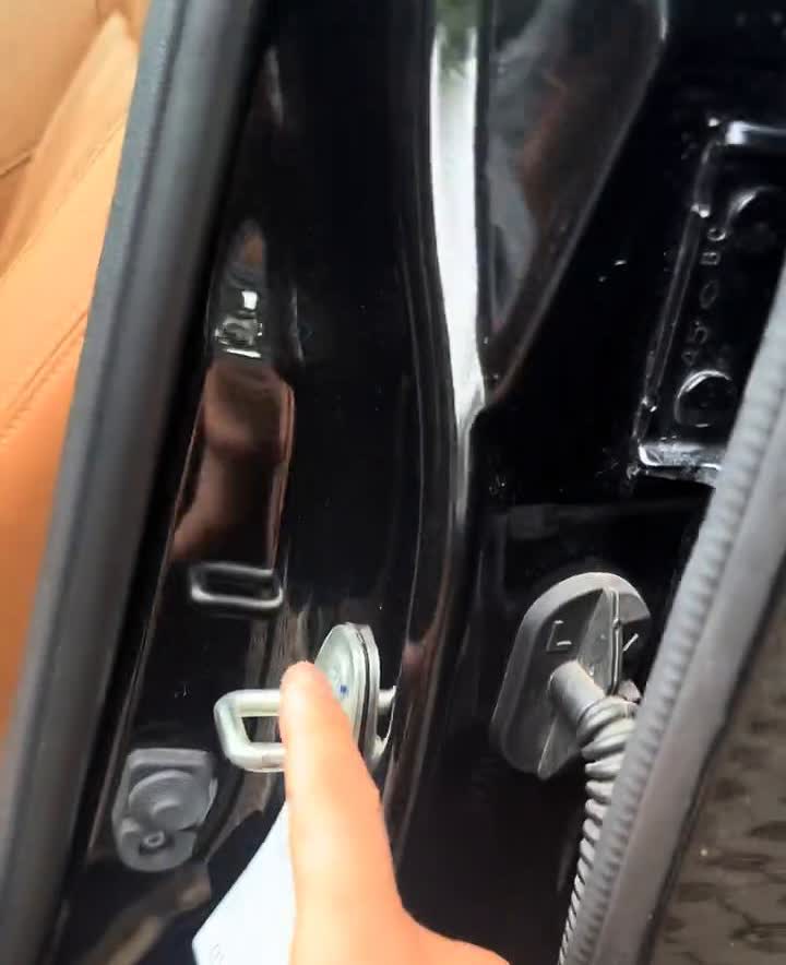 日产天籁减配成什么样了？这是一款2.0自吸的天籁优享版，小20万的车，看它的