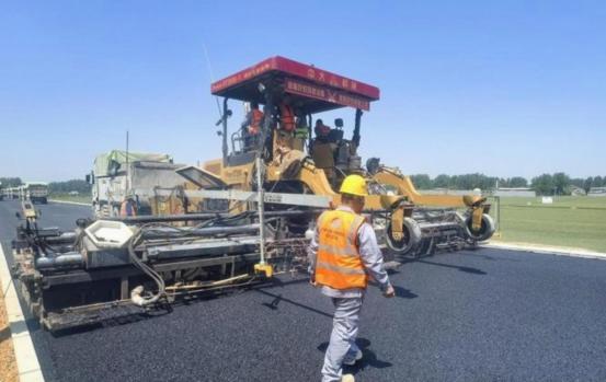 为什么高速公路不用水泥，而用沥青？一位55岁的包工头表示：80%的人不知道，一吨