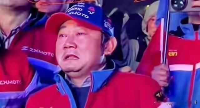 张雪每周直播一次，解决售后。他是这样说的，如果我不直播，我怎么知道哪个商家做成这