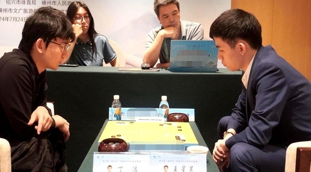 丁浩在全国围棋等级分第一对局当天，下得王星昊毫无招架，一场强势攻擂拉开帷幕！