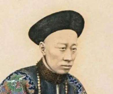 1887年出生的大清皇叔，1940年骑着破自行车在北京德胜门外摆地摊卖旧货，旁边