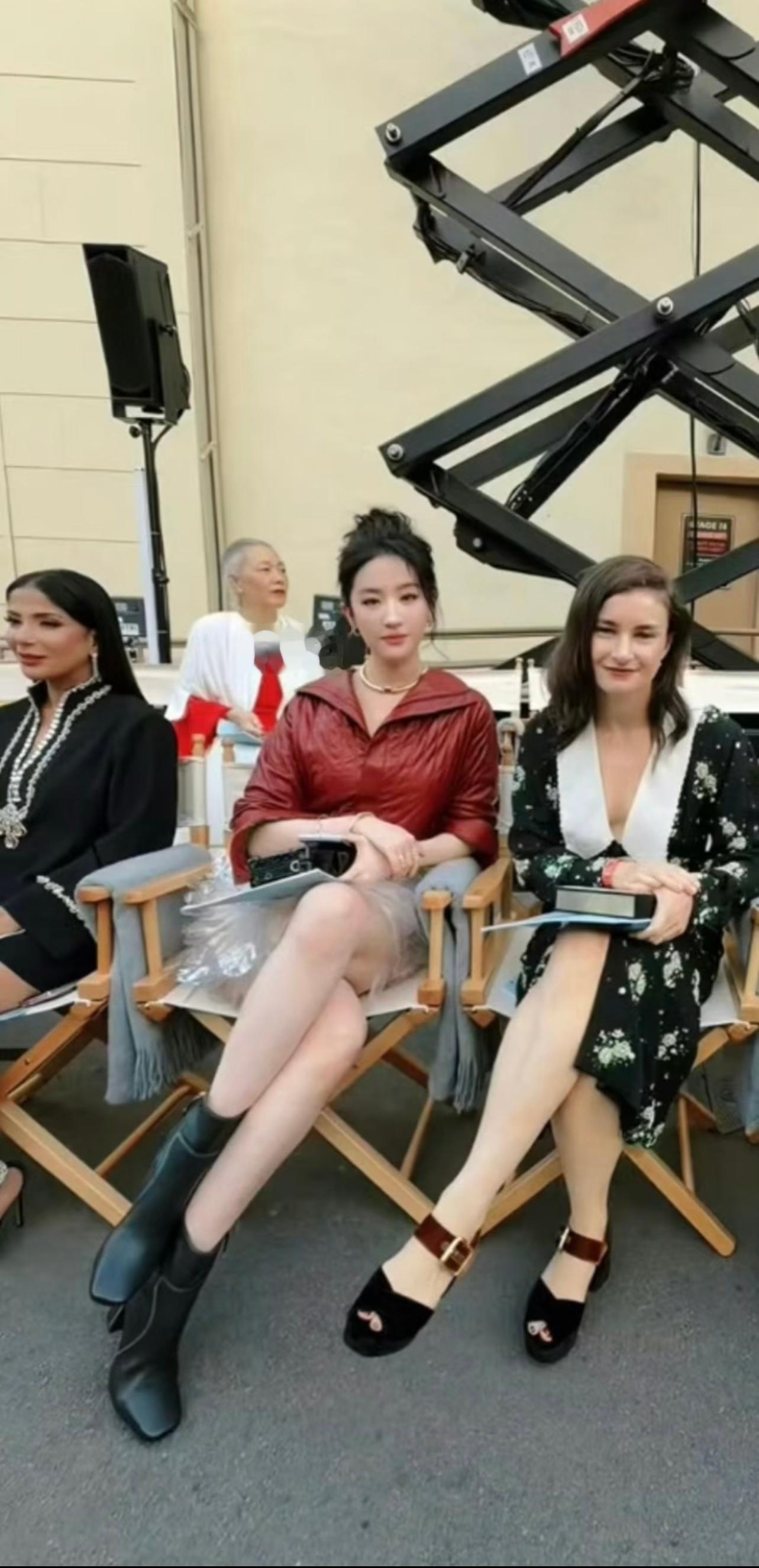 刘亦菲的白VS欧美的白看到刘亦菲和欧美人合照直观地感受到了什么是粉白皮,完全就