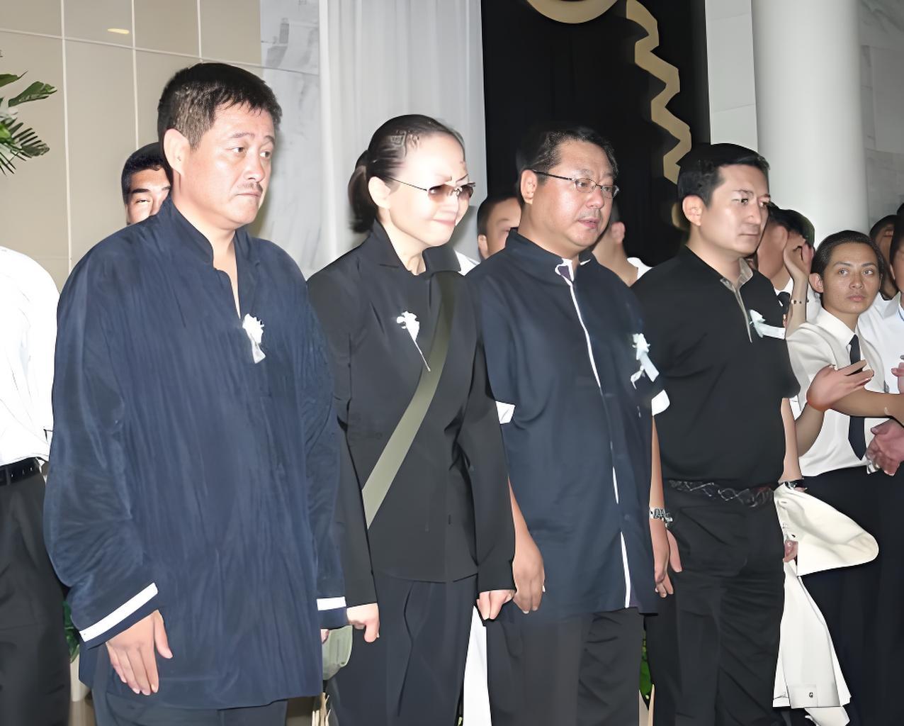 2005年，高秀敏葬礼上，赵本山、宋丹丹、范伟，均佩戴白花肃穆到场吊唁，一张罕见