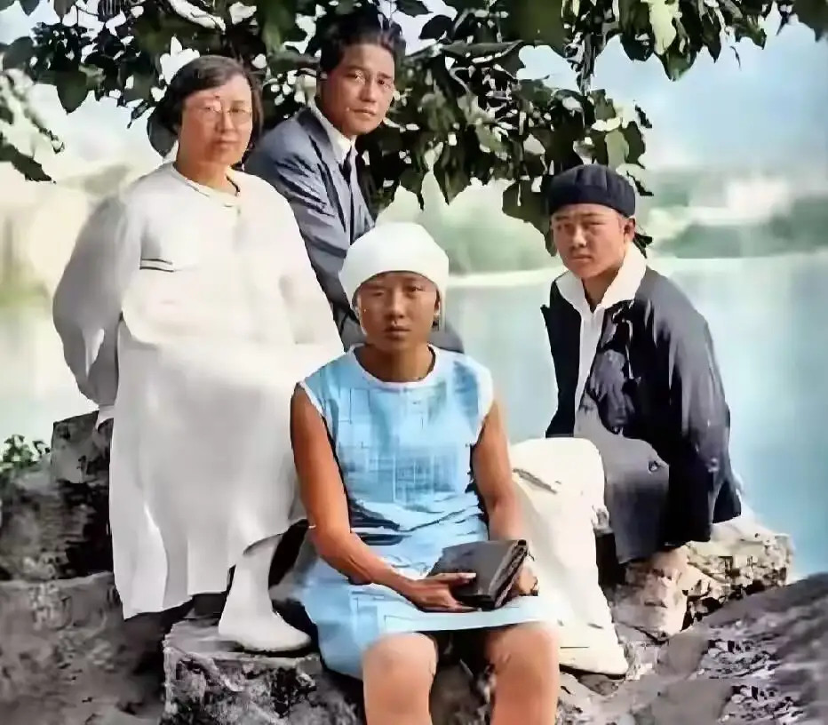 1936年，汪精卫夫妇与长女汪文惺、长子汪文婴在瑞士的一张留影