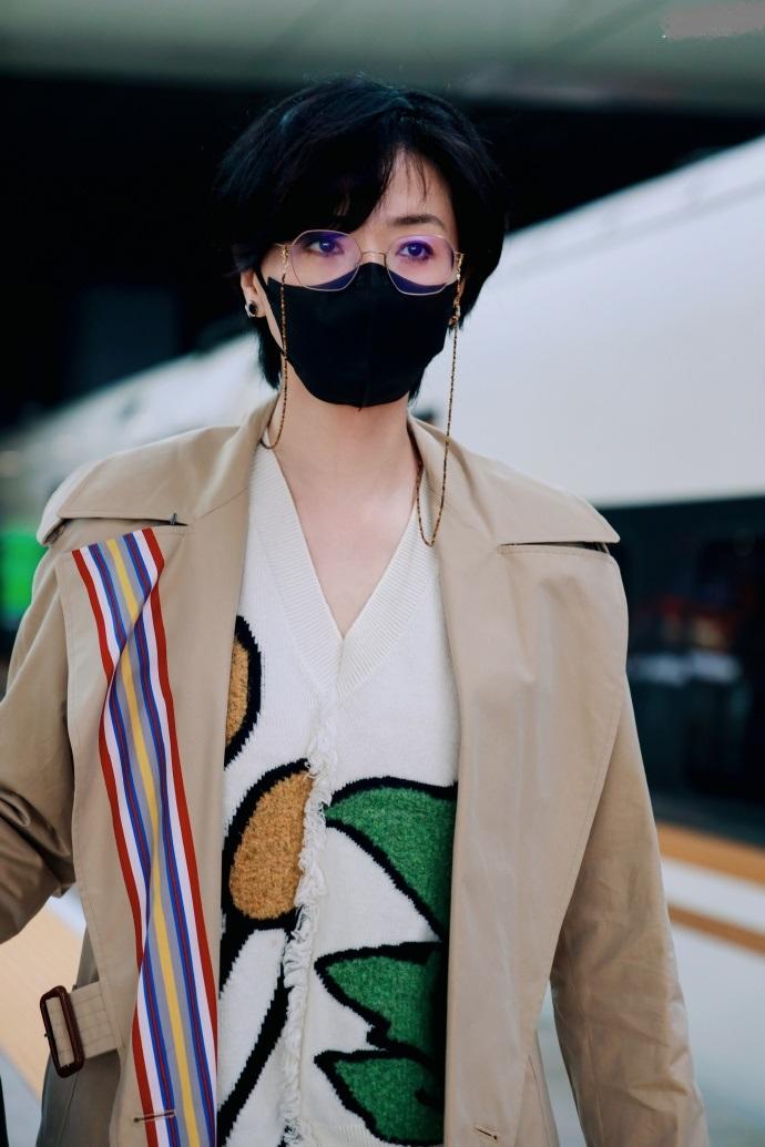 最近万茜现身机场，她这回搭配的很有艺术气息，整个人显得好年轻。万茜里面穿彩色