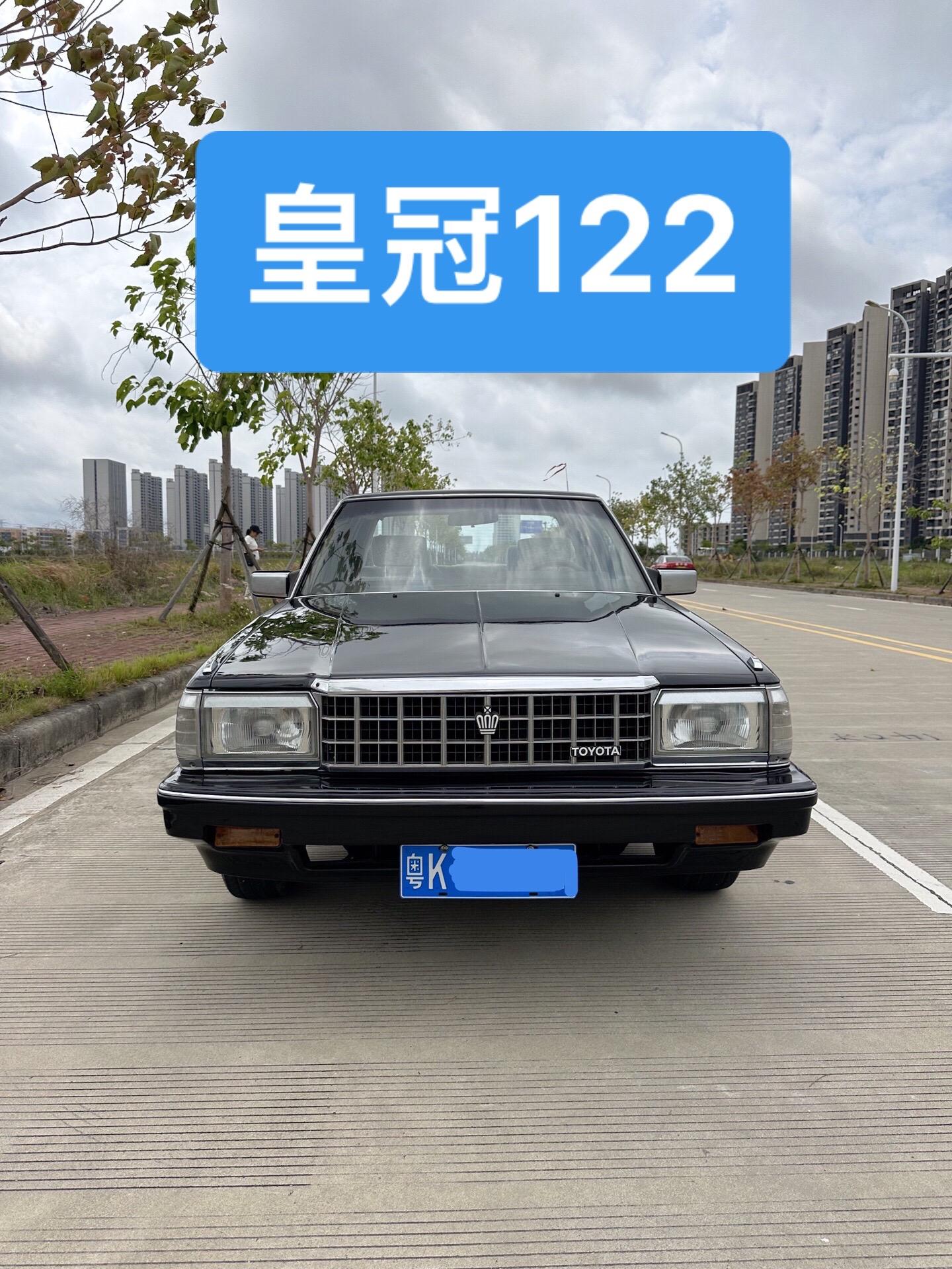 丰田皇冠，皇冠122的外观很复古，看着它就感觉回到了八十年代皇冠122