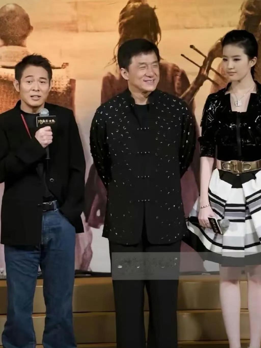 感觉成龙就够矮了，没想到李连杰比成龙还矮一大截！成龙的官方身高居然是174，一定