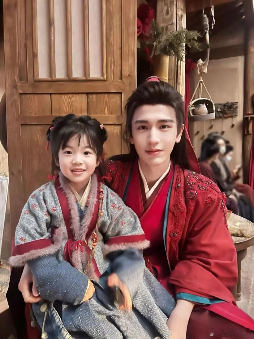 分享娱乐《逐玉》里的超萌神助攻：小演员曹艳宁大放异彩！在《逐玉》中，有个角色一出