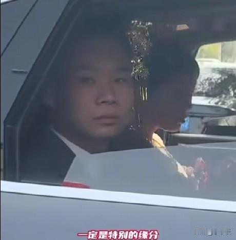 2月22日，湖北一司机小哥路上偶遇一辆婚车，司机小哥朝新郎新娘大声喊:“我要送你