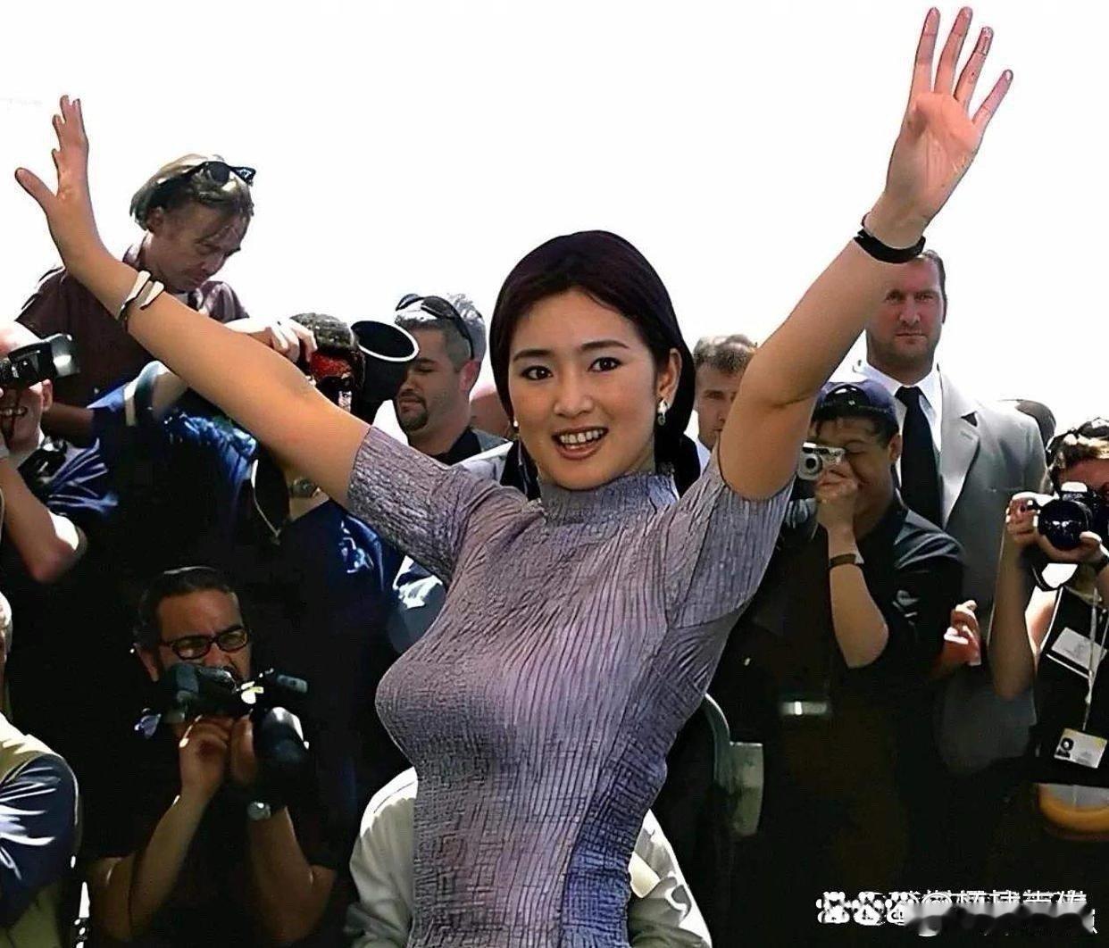 巩俐年轻时也太惊艳了！169cm/56kg的身材匀称又有料，曼妙曲线超迷人，身材