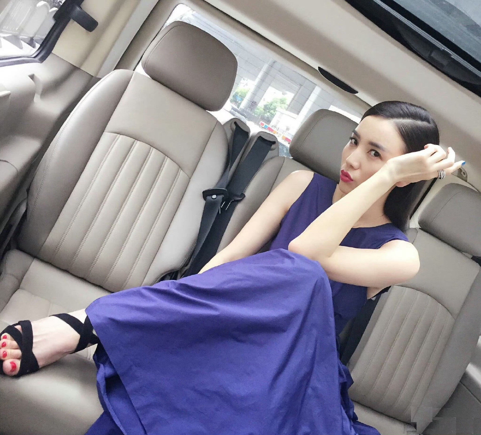 宋佳的一组私服穿搭，姐姐的破碎感真的好美​​​