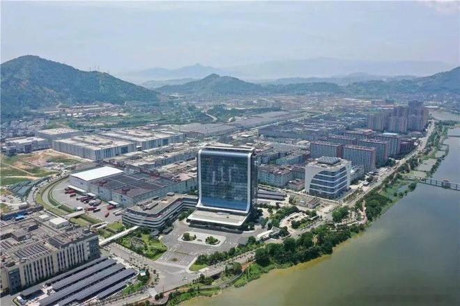 宁德时代巢湖超级工厂8月投产宁德时代巢湖超级工厂位于安徽巢湖半汤产业园，占地约1076亩、总建筑面积