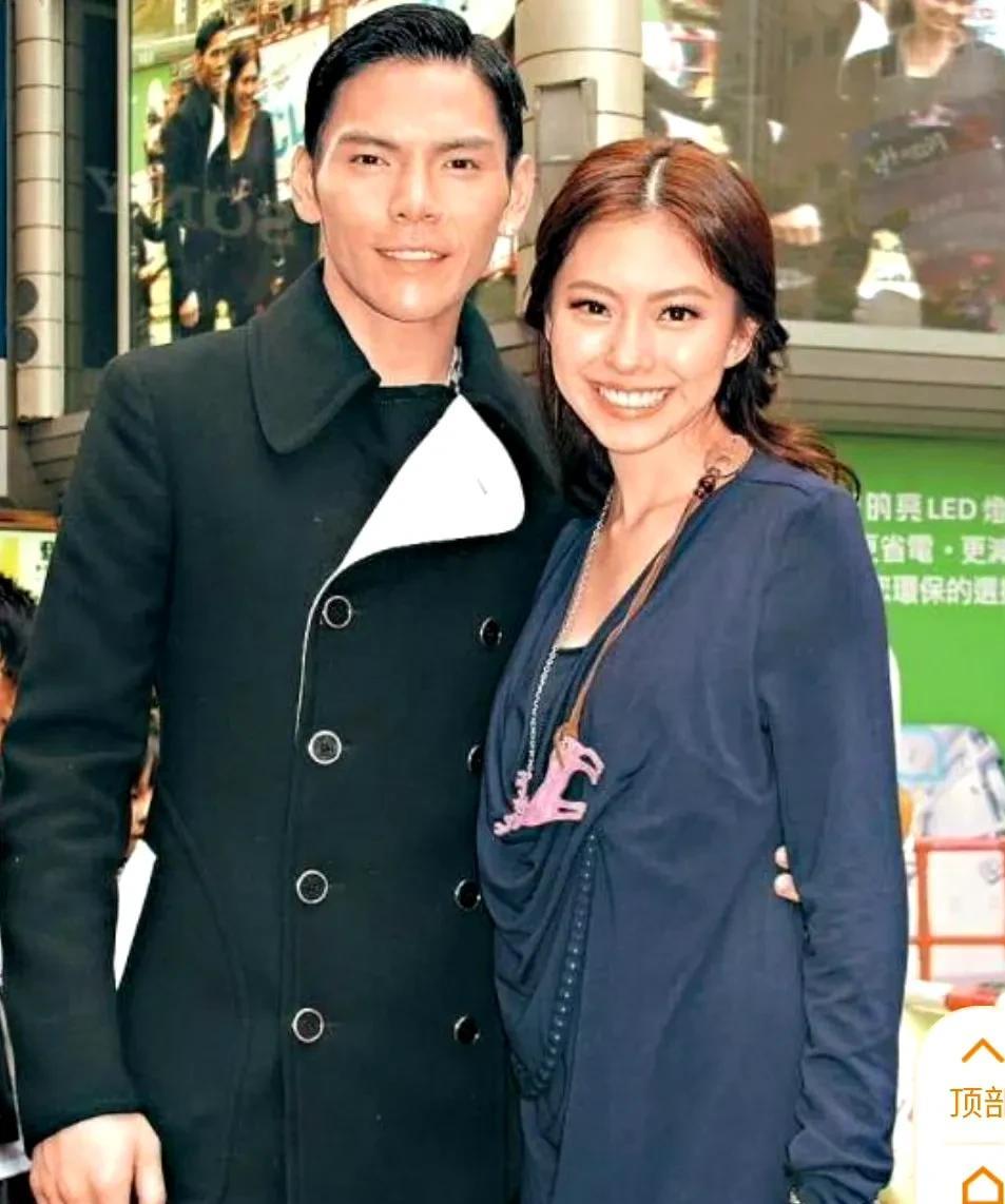 向佐这人也是够上头的！一见到黄婉佩，直接被迷得五迷三道，当场就坠入爱河。为了能追