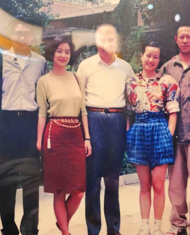 一张旧相把林青霞和刘晓庆并排摁在镁光灯下，镜头里一个眉眼像刀刻，一个笑意带点讨好
