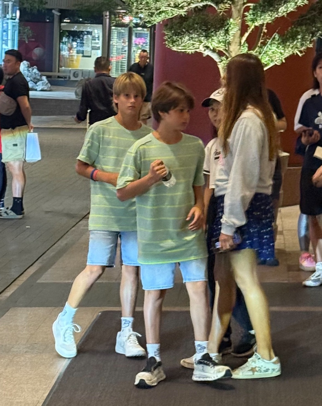 网友在上海拍到了费德勒的双胞胎儿子！说起生孩子，没有网球运动员能超越费德勒吧
