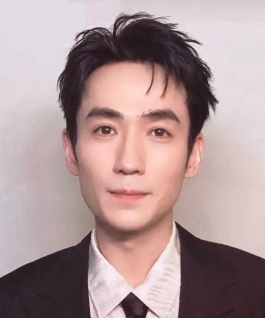朱一龙说，我06年考上北电那会儿，班上同学大多数比我小。毕业后整整十年，我每天都