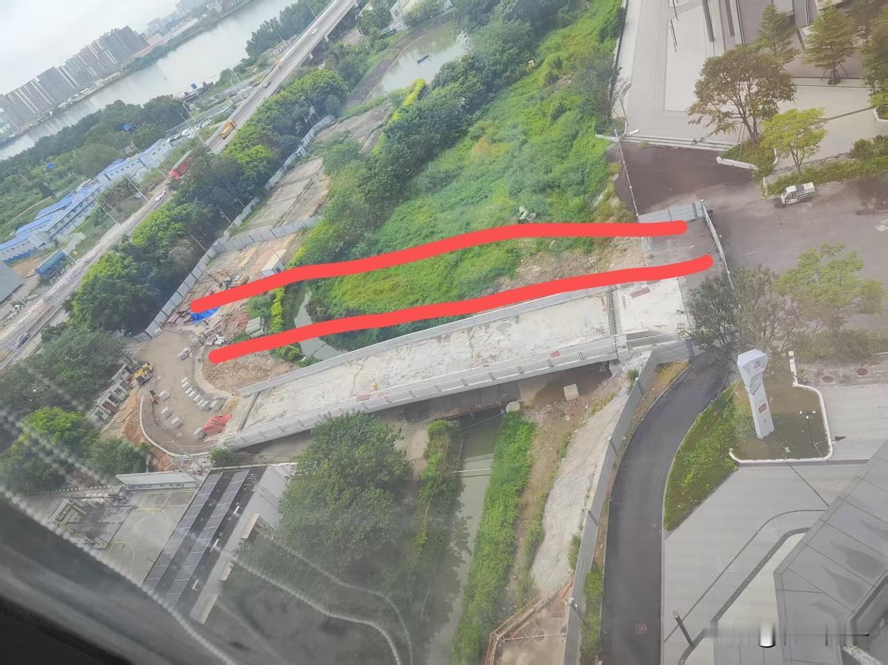 南沙新楼盘三年断头路，施工半年终于快要修好了。亭畅路位于亭角的南沙天汇小区A