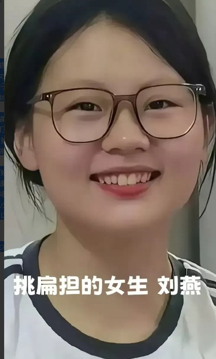 期待卖凉皮的样子！我妈刷到了广西那个挑扁担的女生，她盯着屏幕上的姑娘，那称赞的
