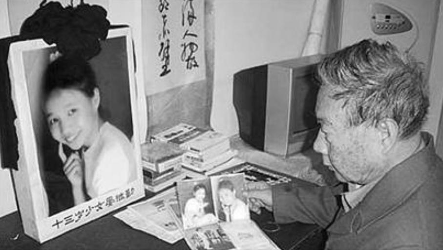 2005年，一场令人震惊的悲剧发生，清华教授晏思贤13岁女儿因与公交售票员口角，