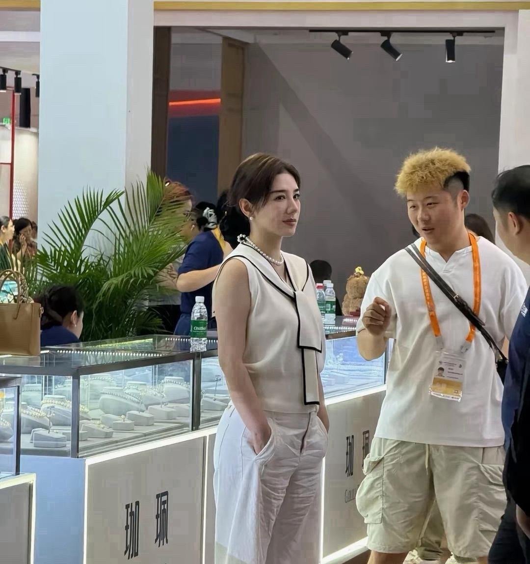 看来再贵的裤子都会有褶