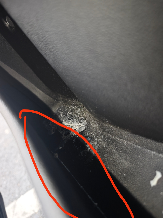 门板上放的牛奶被晒爆了牛奶都顺着缝流下去了，发现的时候已经晒干了，这个缝里边该