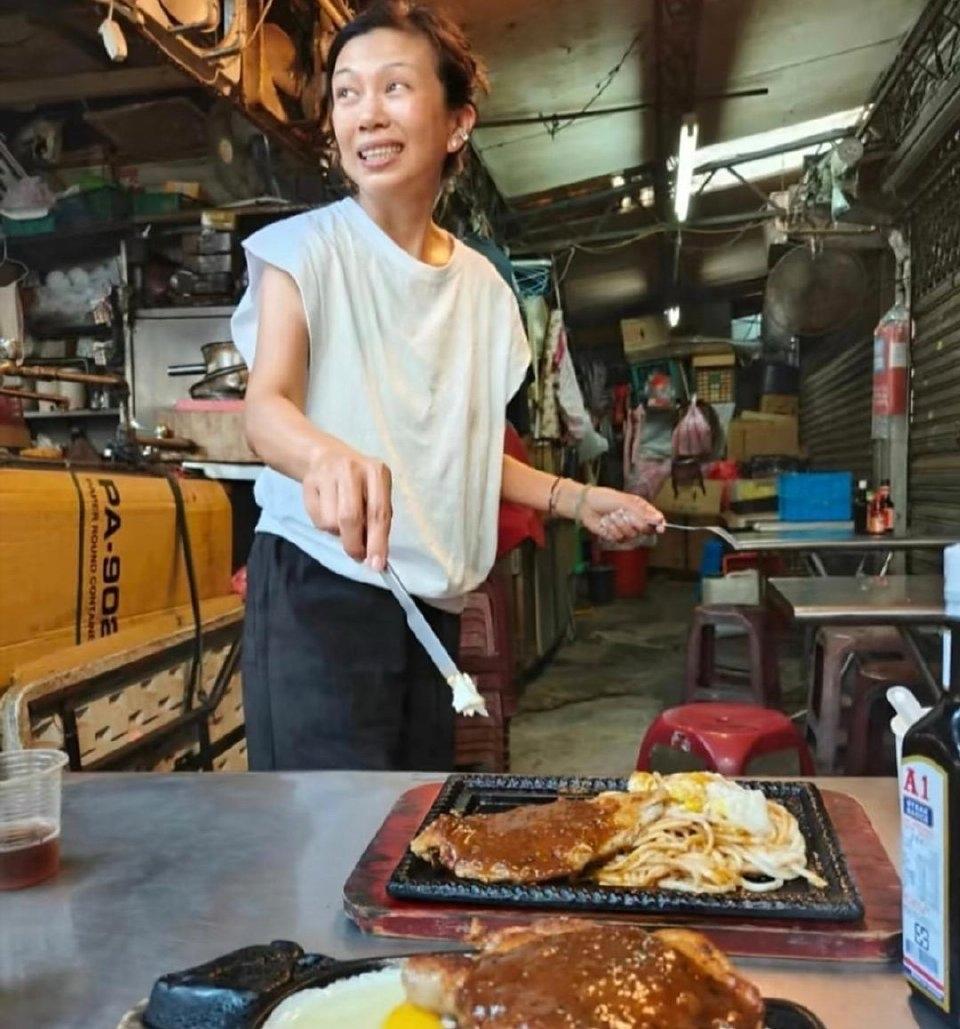 萧敬腾：（把牛排面推到你面前）老婆，这家店的牛排面听说超绝，你尝尝。林有慧：