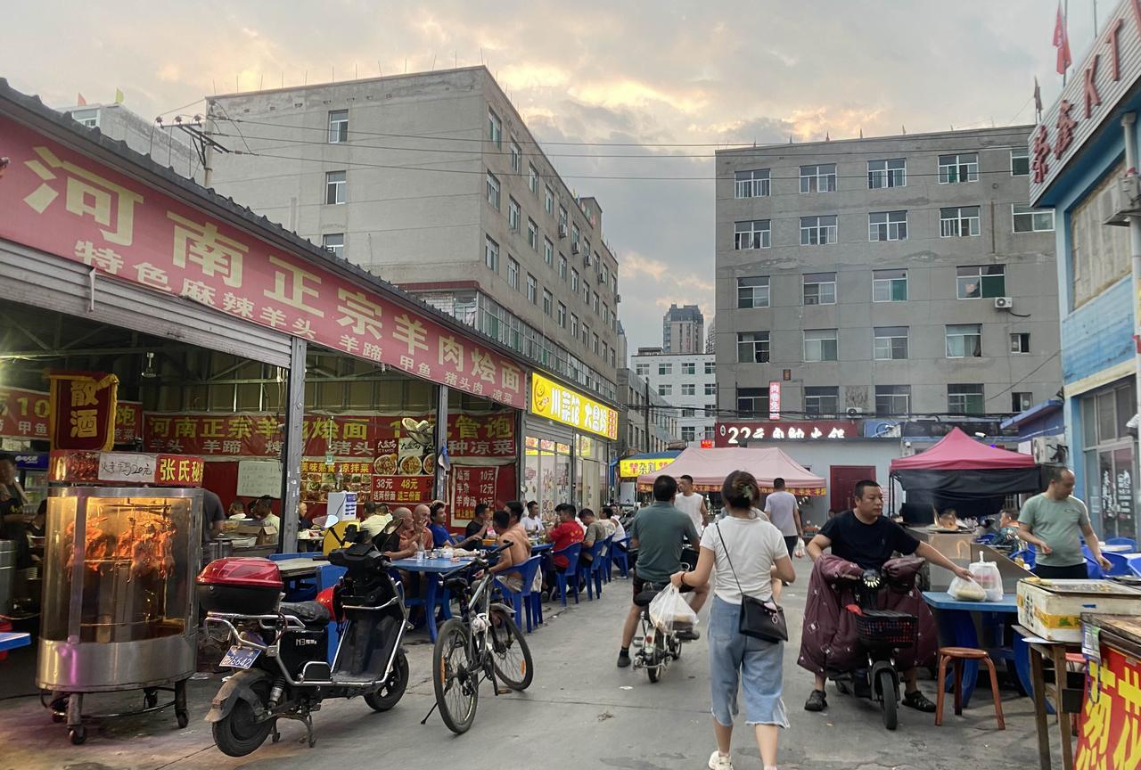 太原小马村热闹起来了，骑车还堵了。夏天就是好，什么生意都好做了，人流量明显比春天