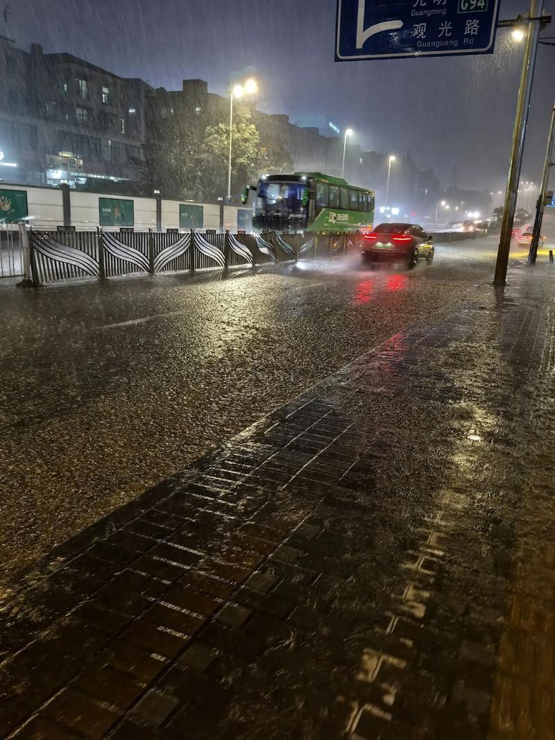 昨夜雷雨交加！西安开启雨水包月模式昨晚后半夜，西安上空雷电交加、大雨倾盆而
