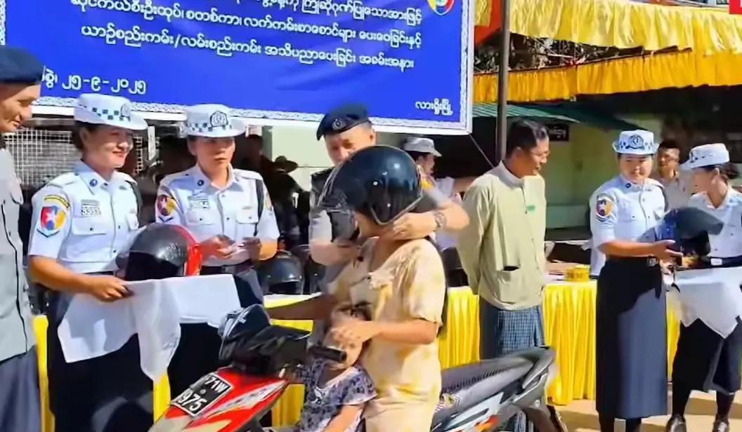 缅军真的是一个奇葩，为了庆祝缅甸第61个警察日，腊戌交警免费为市民发放500个头