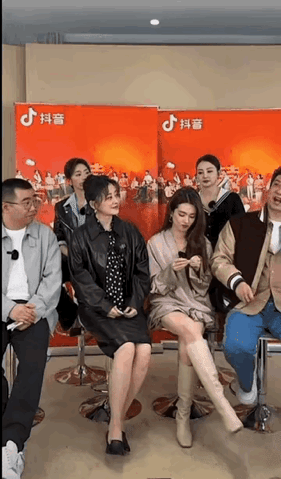 年代剧《好好的时光》热度来了，陈昊宇直播时的行为引起很多网友不满。身边的梅婷肤白