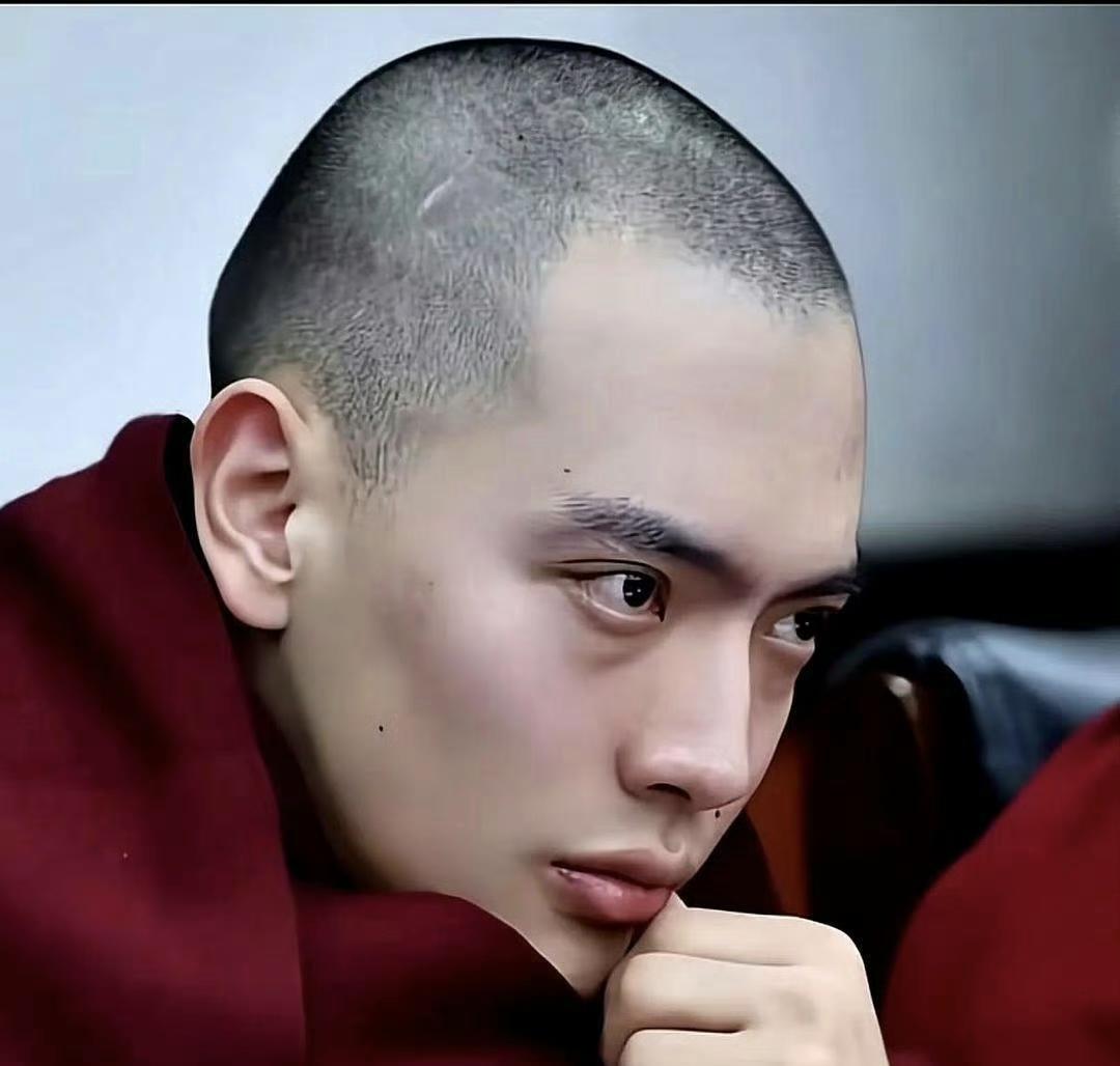 我的天哪，这是西藏达隆活佛吗？好帅啊，不会是仓央嘉措转世吧，也太帅了吧！那忧郁深