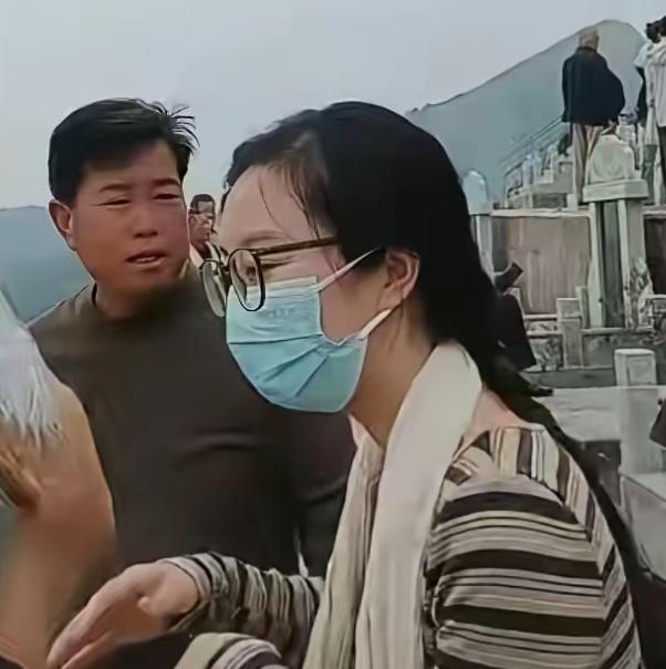 没想到，田静不但参与了老郭的葬礼，并且还戴了孝！真正让人感触深的，其实不是