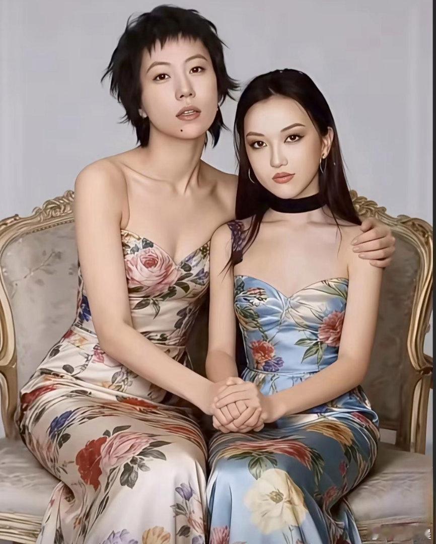 王菲两位女儿气质愈发出众，窦靖童温婉淡然，李嫣清冷疏离，姐妹情深氛围感十足。