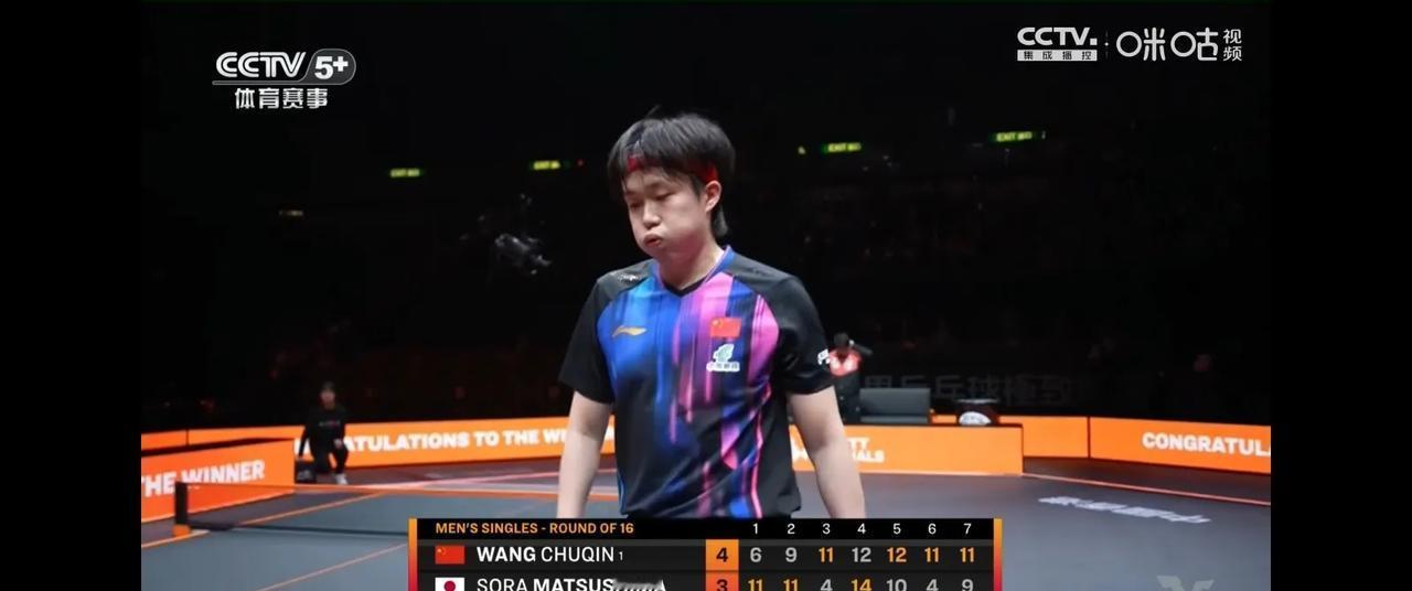 你敢信？第7局11-10落后时，王楚钦的左膝在地板蹭出白印，却突然笑了——然后