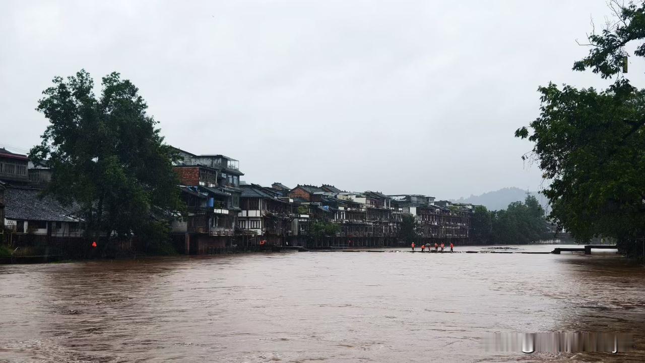 云青青兮欲雨，水澹澹兮生烟。本次旅程最后停驻的一站是夹关古镇。时逢下雨，雨急