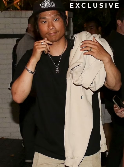 朱莉21岁越南裔养子踉跄走出夜店，“女友”尴尬，曾公开羞辱皮特安吉丽娜·朱莉的
