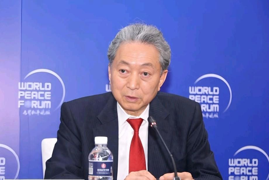 参加完我们的阅兵式之后，鸠山由纪夫出来讲话了！针对自己的儿子、众议院议员鸠山纪一