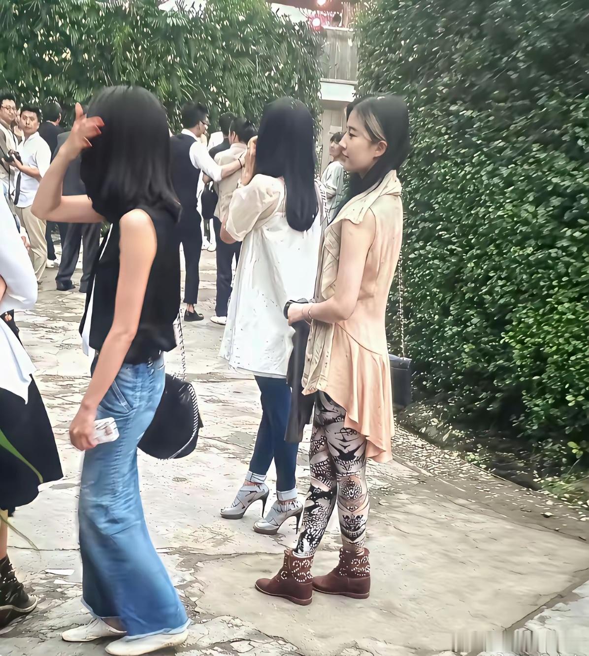 刘亦菲不愧被称为天仙，在一众美女的合照里，即使穿最难看的衣服，照样凭借美貌成为最